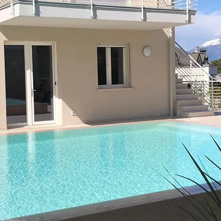 Apartment *central Lakeside Apt*swimming Pool & Free Parking *